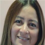 Profesor de Comunicación y Ciencias que imparte clases a ninos de primaria